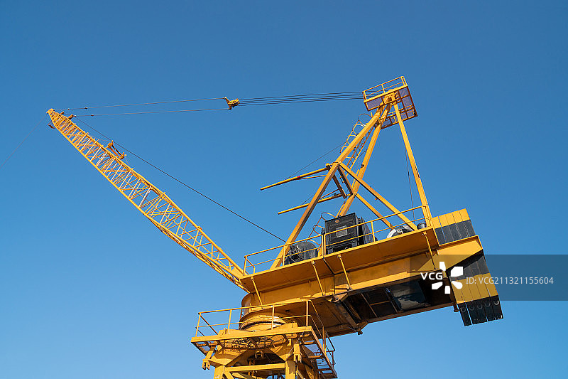 楼顶的起重设备图片素材