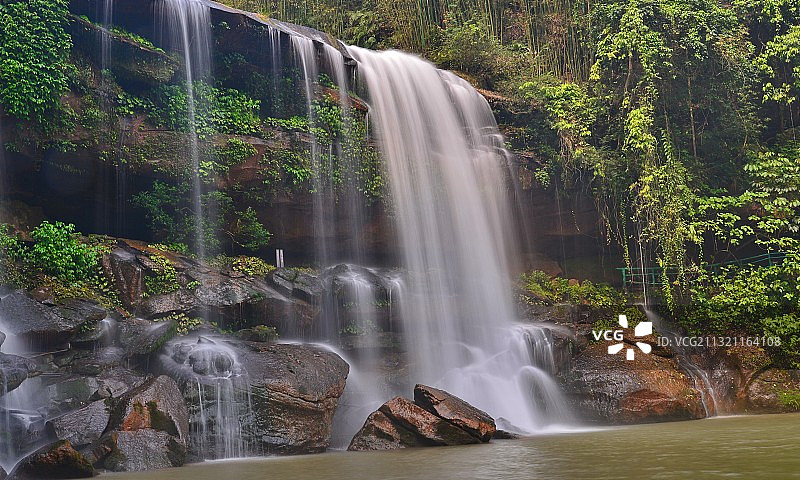 贵州赤水，四洞沟景区，飞蛙崖瀑布；典型的丹霞地貌风光图片素材