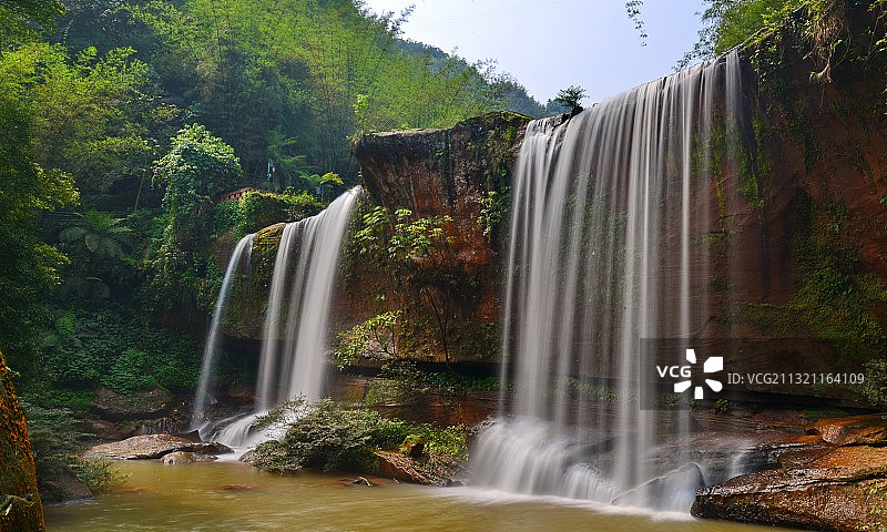 贵州赤水，四洞沟景区，飞蛙崖瀑布；典型的丹霞地貌风光图片素材