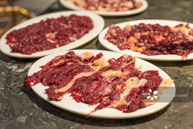 牛肉火锅/新鲜牛肉放在盘子里图片素材