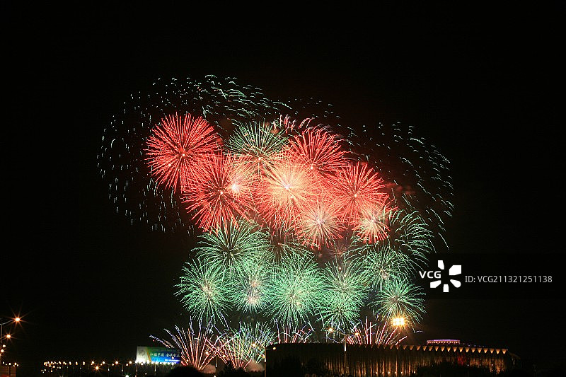 济南奥体中心上空的烟花图片素材