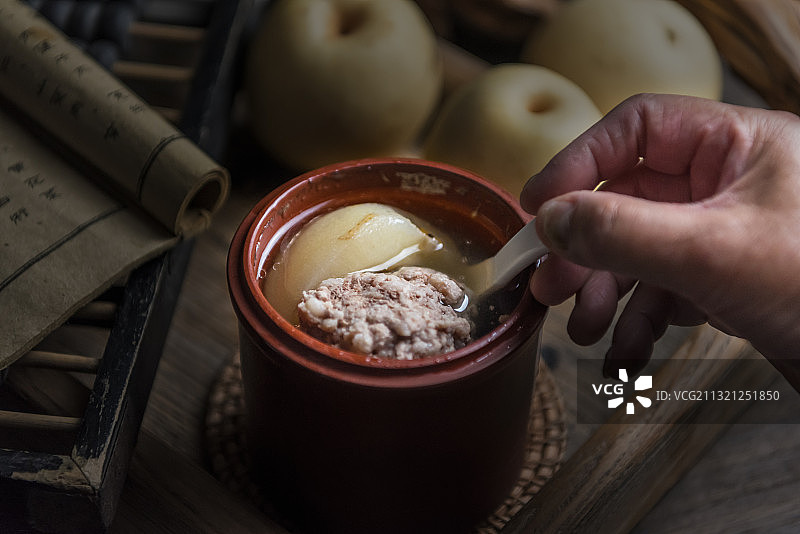 炖盅炖的雪梨炖肉饼汤图片素材