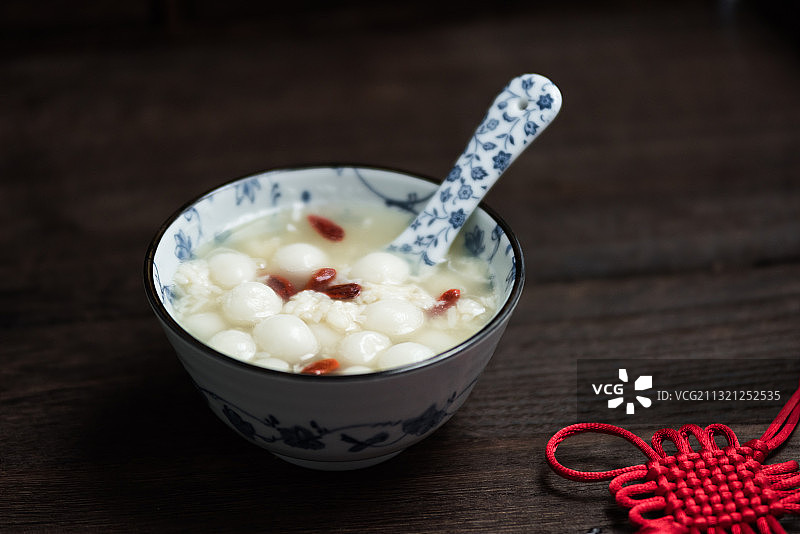 青花碗里的酒糟汤圆图片素材