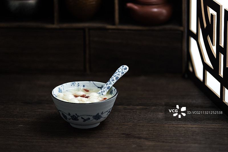 青花碗里的酒糟汤圆图片素材