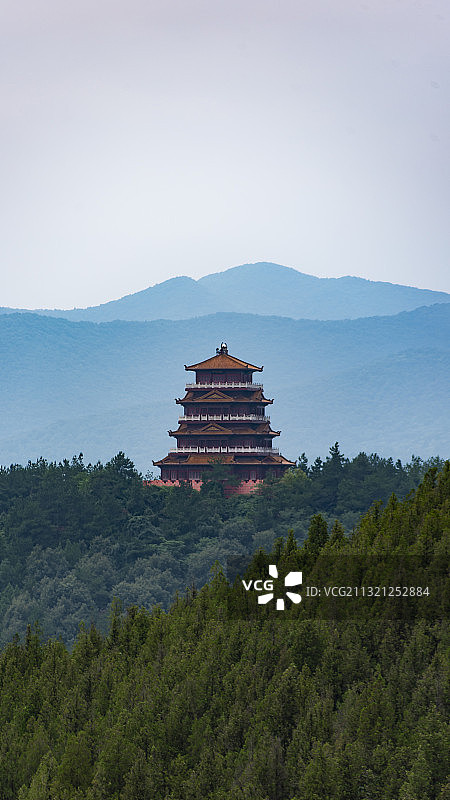 巍峨山中一座庙图片素材