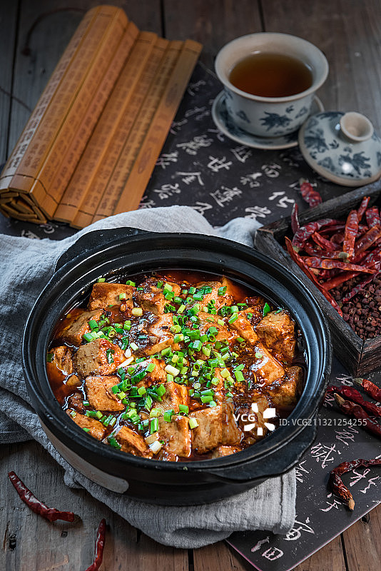 中式砂锅中的麻婆豆腐图片素材