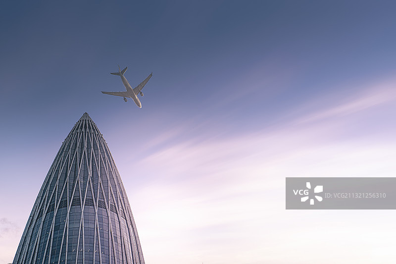 飞机飞过大楼图片素材