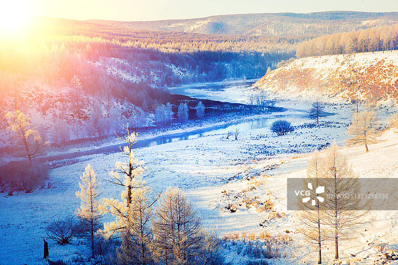 内蒙古呼伦贝尔阿尔山不冻河雪风光图片素材