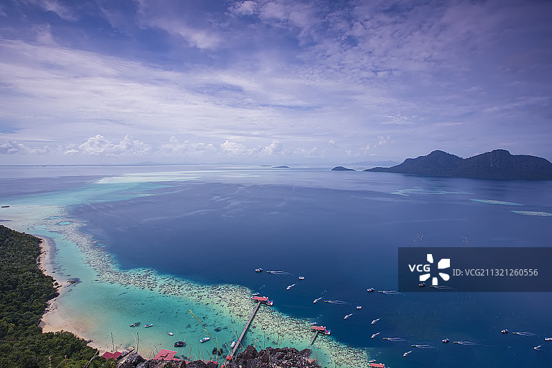 蓝天白云下的湛蓝的海水图片素材