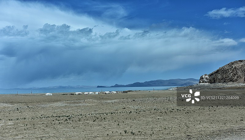 湖色与云图片素材