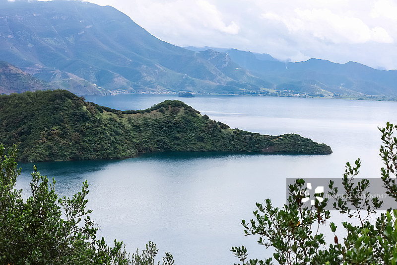 泸沽湖的鳄鱼岛全景图片素材