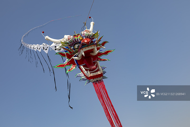 二月二龙抬头，市民在吉林省吉林市人民广场放飞风筝。图片素材