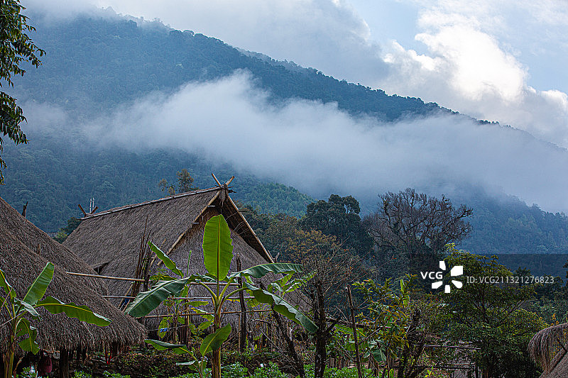 云雾缭绕的翁丁+云南临沧市沧源佤族自治县翁丁村图片素材