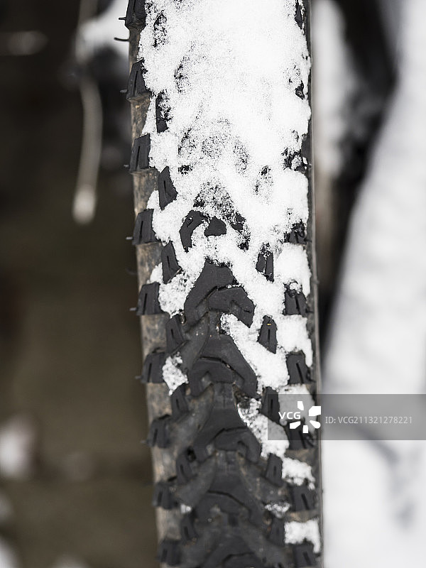 覆盖着雪的自行车轮胎图片素材