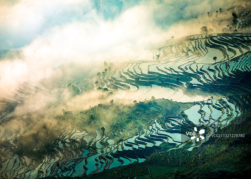 雾笼西坡——摄于云南红河县撒马坝图片素材