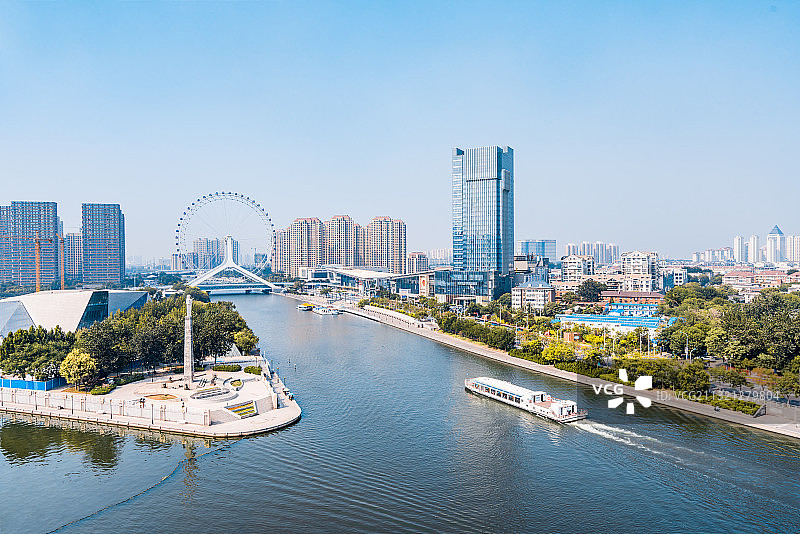 中国天津市海河和天津之眼摩天轮晴天风光图片素材
