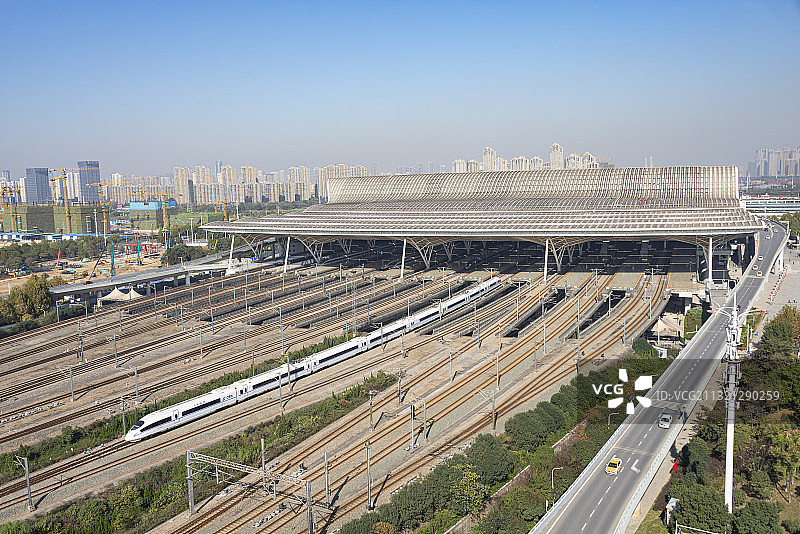 高铁动车组列车从京广高速线武汉站发车图片素材