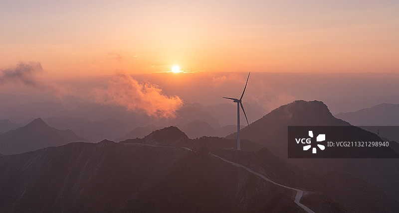 大堡梁日出，位于石柱县七曜山山脉，国电投资建成的风力发电场。图片素材