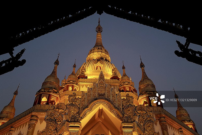 云南德宏芒市勐焕大金塔的夜。图片素材