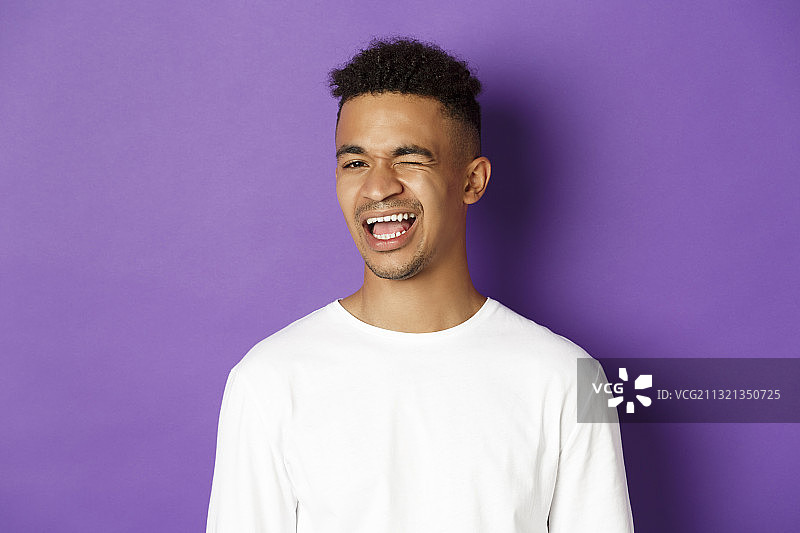 年轻的非裔美国男子肖像图片素材