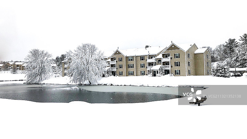 美国晴空下白雪覆盖的房屋风光图片素材