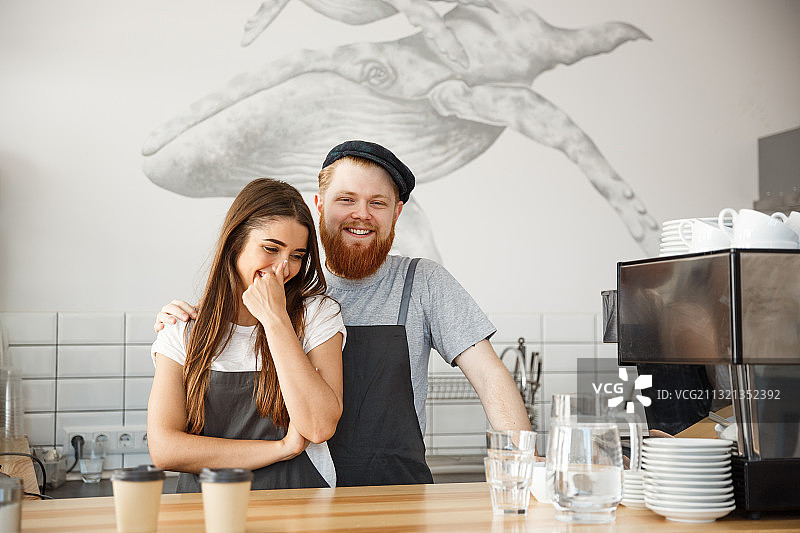 年轻夫妇在家一起制作蛋糕图片素材