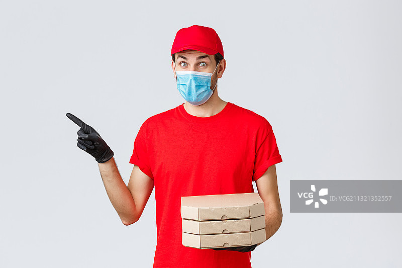 拿着剪贴板的年轻送货员的肖像，背景为白色图片素材