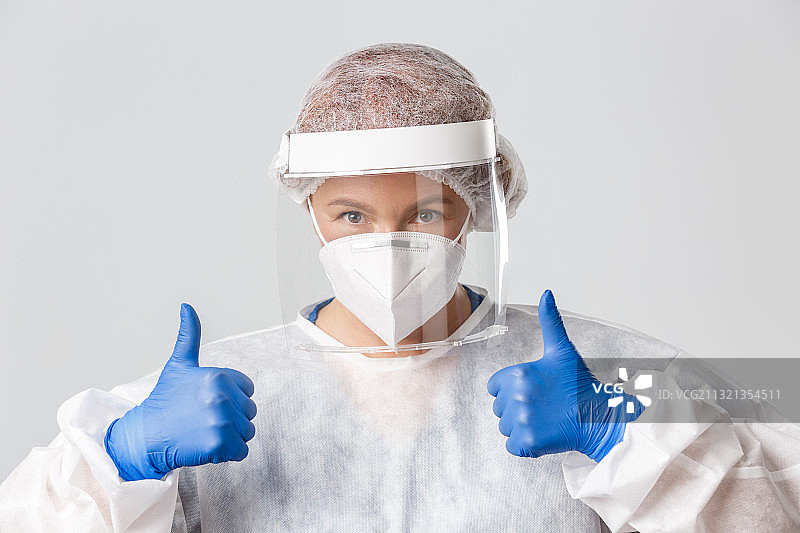 医生戴外科口罩、白色背景画像图片素材