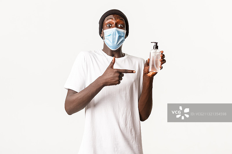 戴着医用口罩和眼镜的男人肖像，白色背景图片素材