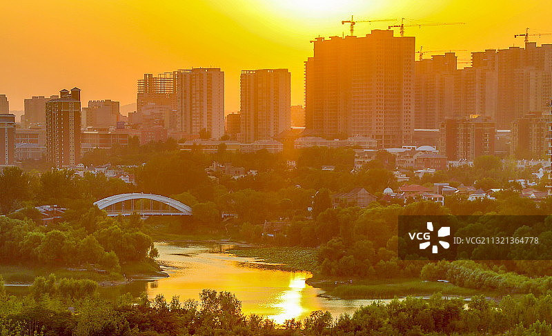 河南郑州新郑市龙湖镇城区夏天户夕阳外风光图片素材