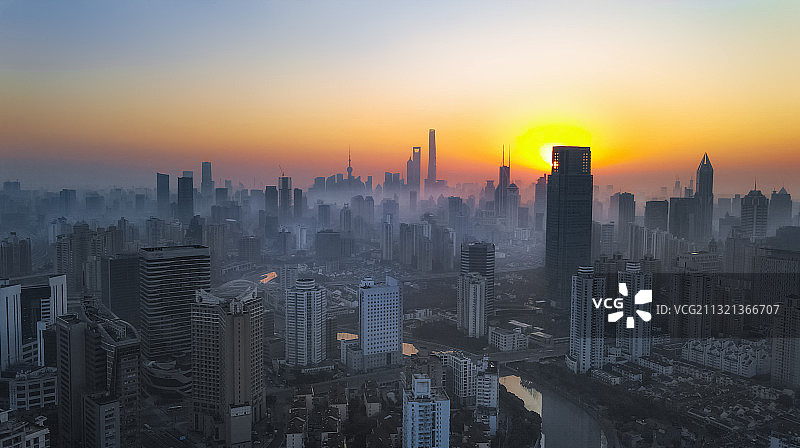 朝阳透过晨雾，创造出的色彩迷幻的魔都天际线图片素材