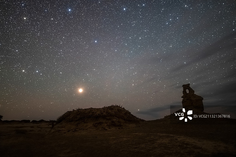 火星与陆地-内蒙古额济纳戈壁遗址星空图片素材