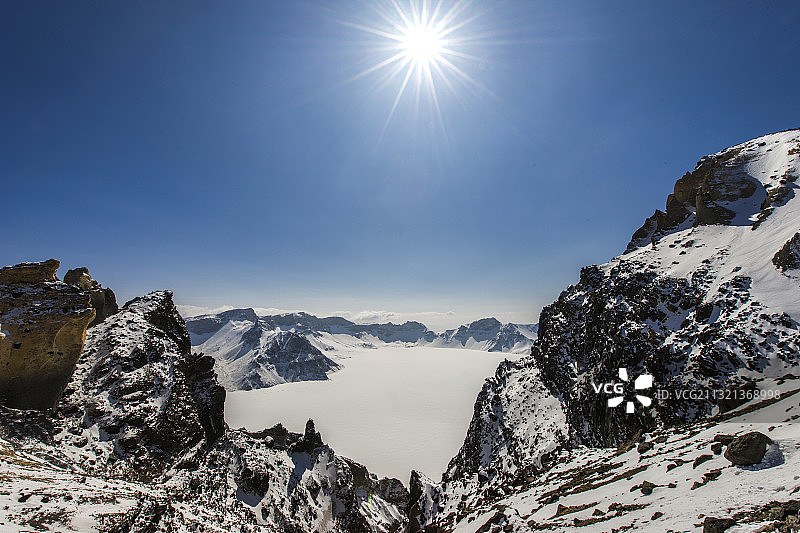 冰雪覆盖的天池图片素材