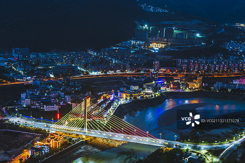 云南省怒江市怒江大峡谷云端走廊新城区通达桥夜景图片素材