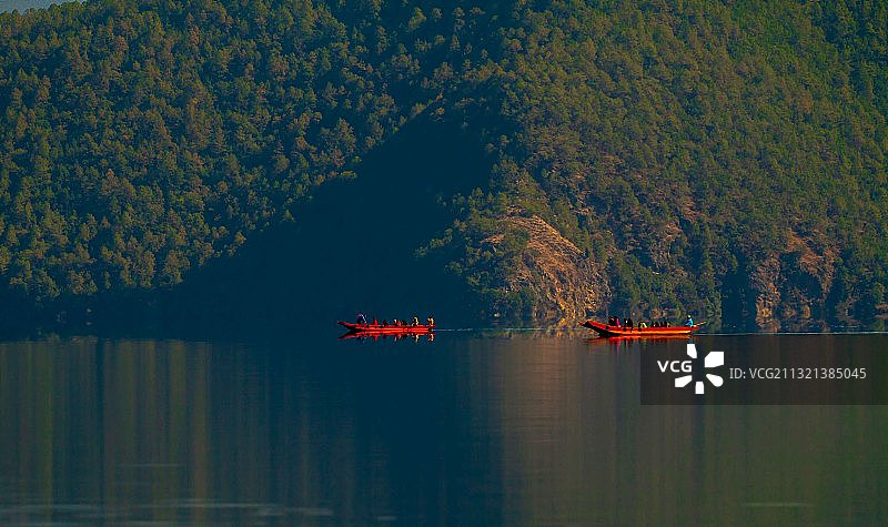 碧水轻舟图片素材