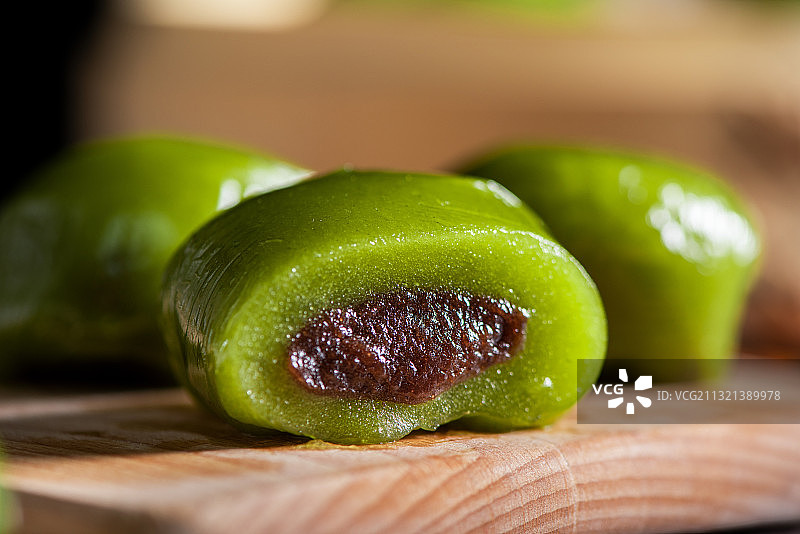 清明节特色美食，豆沙馅青团图片素材