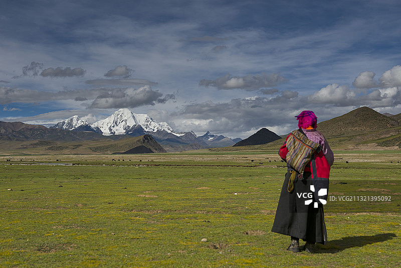 穷母岗日峰，就在那里。虔诚的牧民遥望雪山，那一刻特别美图片素材