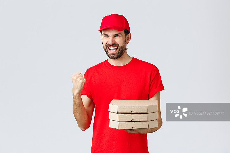 送货员拿着纸板箱的肖像，白色背景图片素材