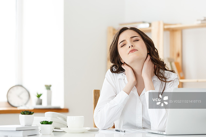 年轻女子在家图片素材