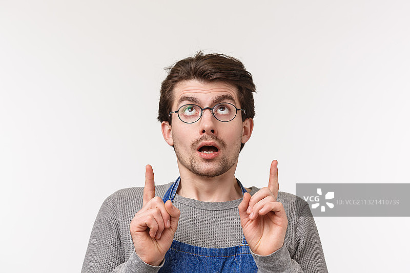 在白色背景下手势的男人肖像图片素材