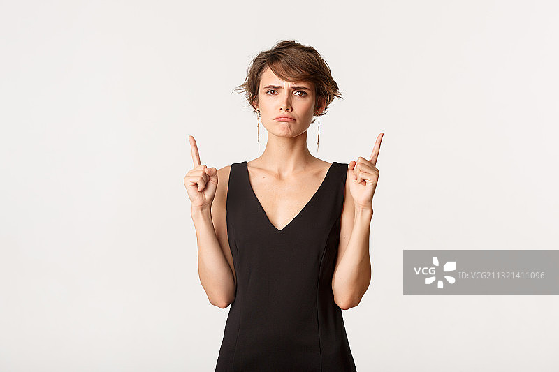年轻女子在白色背景下手势的肖像图片素材