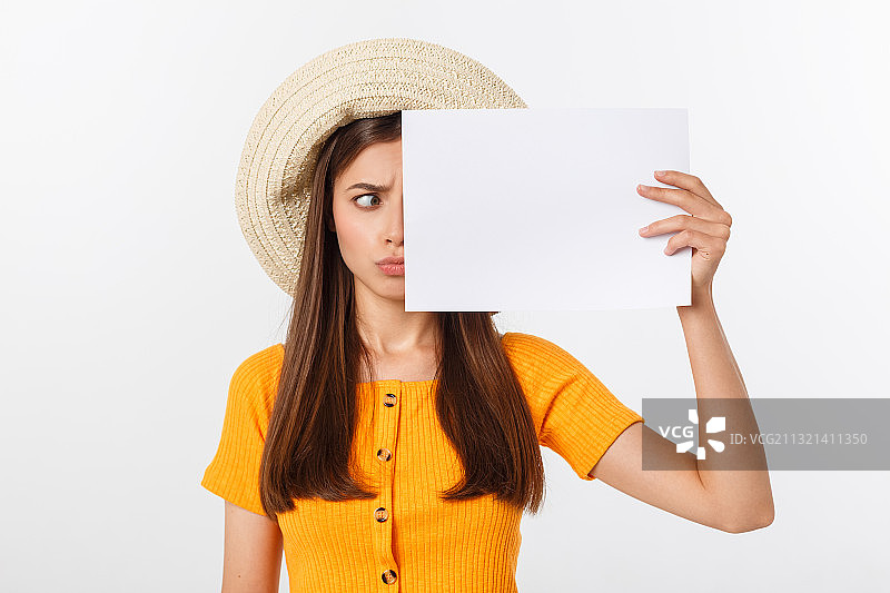 白色背景下手持标语牌的女人肖像图片素材
