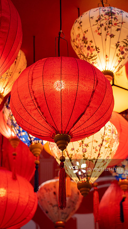 中国新年元宵节中秋节夜晚亮起一片片色彩斑斓的花艺装饰灯笼图片素材