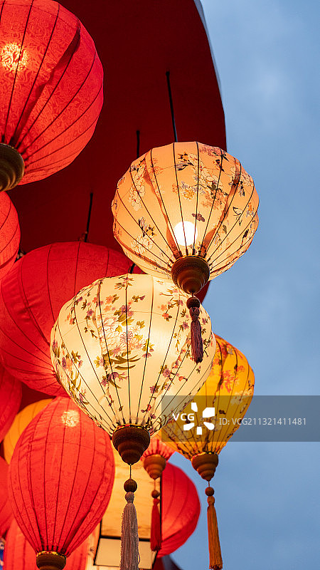 中国新年元宵节中秋节夜晚亮起一片片色彩斑斓的花艺装饰灯笼图片素材