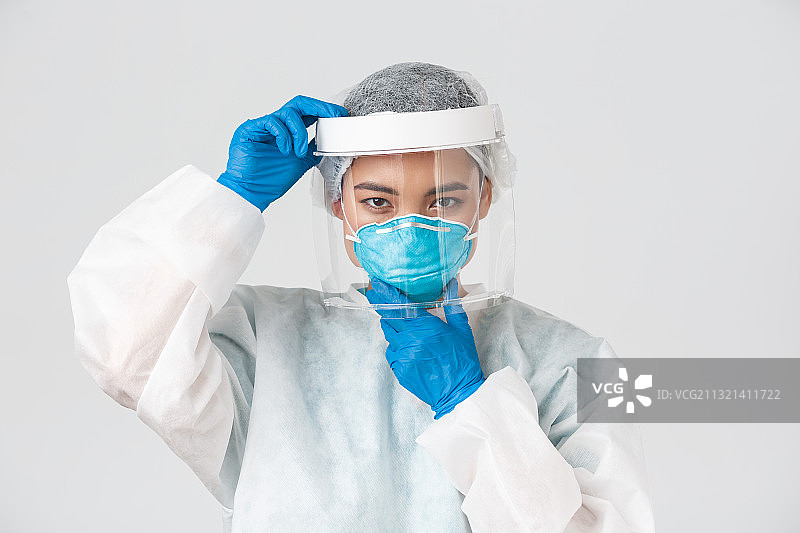 在白色背景下拿着注射器的女医生 портрет图片素材