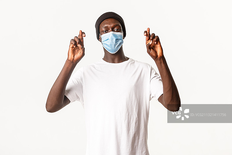 白色背景下戴外科口罩的男人肖像图片素材