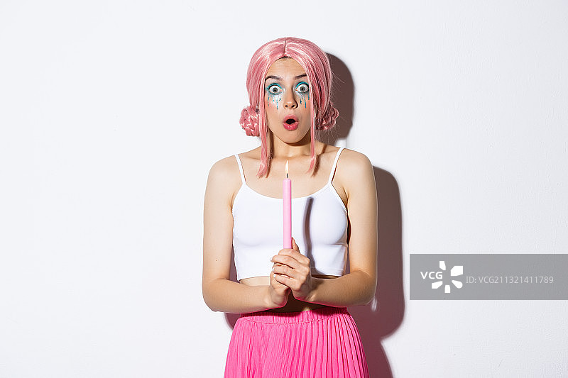 化妆年轻女性白色背景肖像图片素材