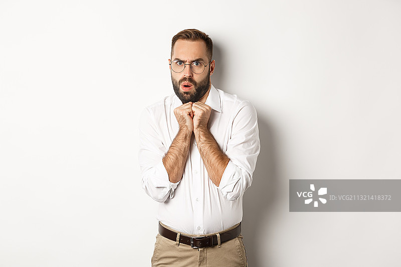 手放在口袋里的年轻男人图片素材