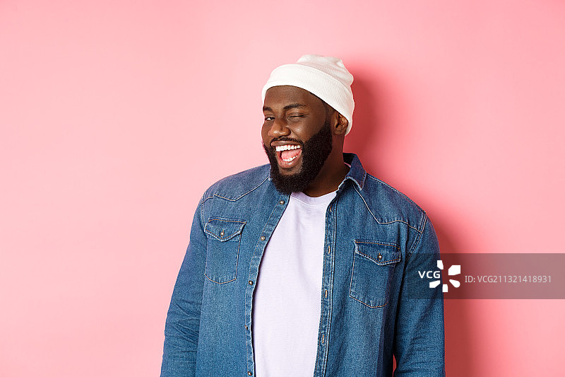 粉色背景微笑粉色T恤年轻男人人像图片素材