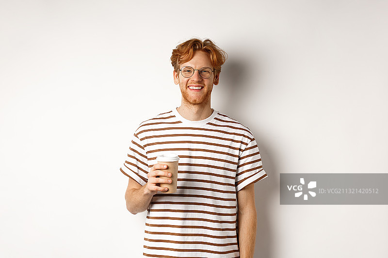 手持咖啡杯的微笑年轻男人 портрет图片素材